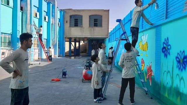 تابستان متفاوت دهه هشتادی‌های قمی با رنگ‌آمیزی مدارس