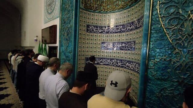 وزیر فرهنگ و ارشاد اسلامی، نماز را با مسلمانان سن‌پترزبورگ اقامه کرد + فیلم