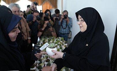 انتقاد خبرنگاران از هدیه عجیب سخنگوی دولت به مناسبت روز خبرنگار+ عکس