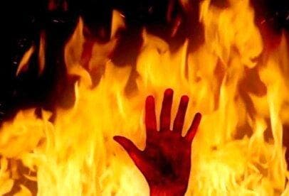 لحظه خودسوزی در مترو هفت تیر در اعتراض به صداوسیما + فیلم