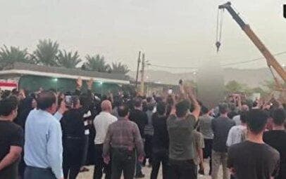 لحظه اعدام قاتل خانواده لارستانی در ملا‌عام و واکنش تماشاچیان+ فیلم