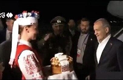 استقبال از پزشکیان با نان و نمک در هنگام ورود به مینسک