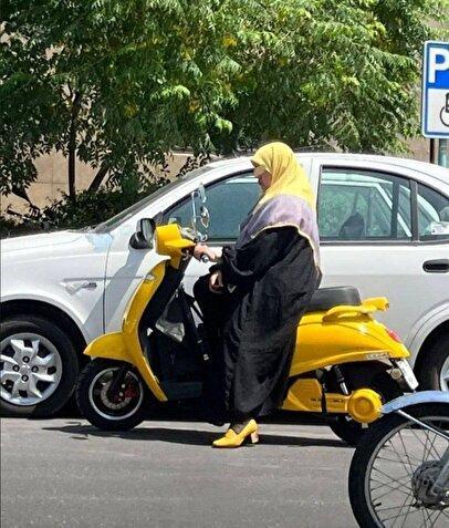 دفتر استفتائات رهبری: موتور سواری بانوان مشکل شرعی ندارد