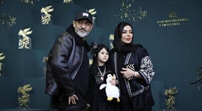 مهران غفوریان با همسر و دخترش در نشست خبری فیلم «آبی روشن» + عکس