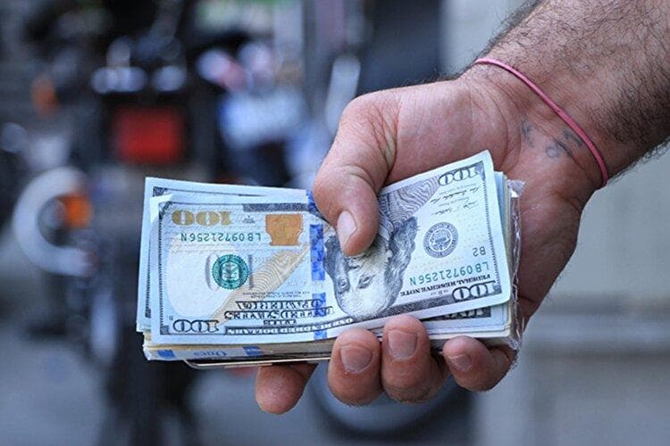 سه سناریو برای آینده اقتصاد ایران/ دلار ۱۶۵ هزار تومانی و تورم ۹۰ درصدی در راه است؟