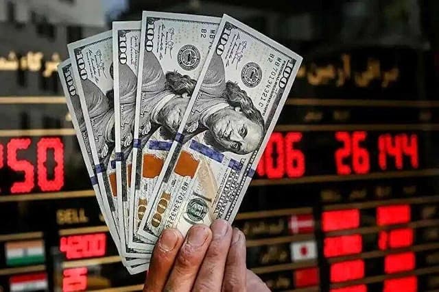 دلار از ۱۰۰ هزار تومان عبور کرد / یورو چقدر شد؟