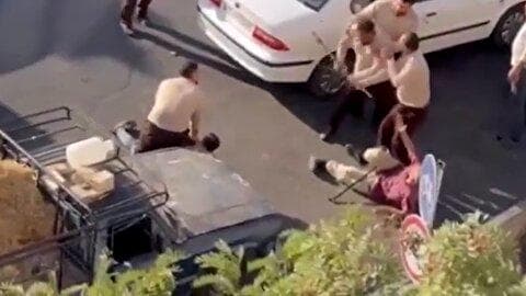 برخورد خشن ماموران شهرداری قزوین با دست‌فروشان