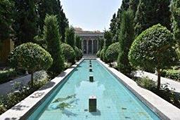 تصاویر | آماده‌سازی آرامگاه استاد فرشچیان در اصفهان