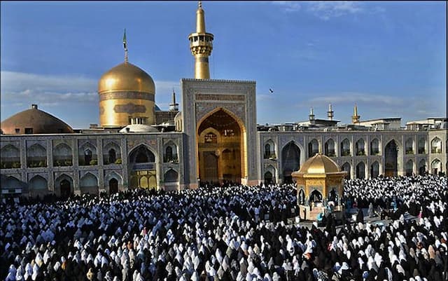 اقامه نماز آیات برای طولانی ترین ماه گرفتگی قرن در حرم امام رضا(ع)