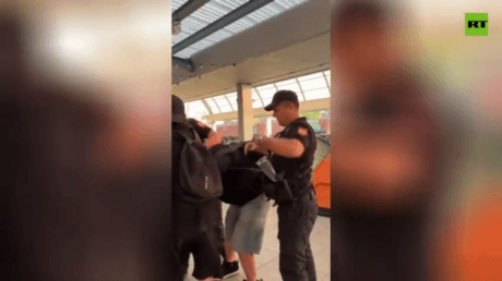 Police tear down opposition picket in post-Soviet capital (VIDEO)