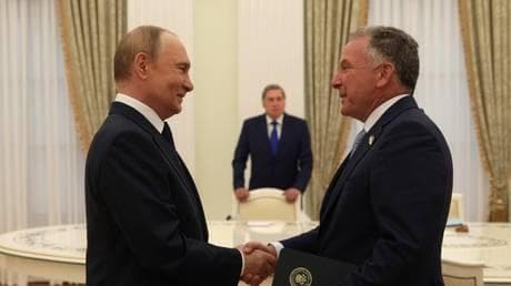 Family of American killed fighting for Russia receives medal from Putin – CNN
