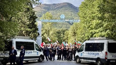Protesters heckle ‘Nazi criminal’ von der Leyen in Bulgaria (VIDEO)