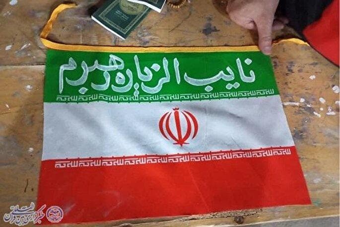 عکس | خدمت‌رسانی هنرمندان خطاط به زائران اربعین در مرز خسروی