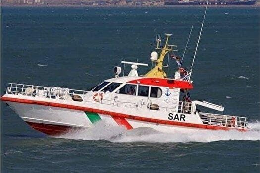نجات شناور باری از خطر غرق در خور بندر دیلم