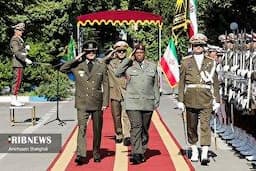 دیدار فرمانده نیرو‌های دفاع ملی آفریقای جنوبی با فرمانده کل ارتش
