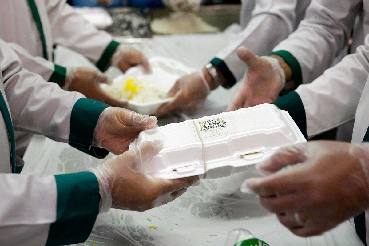 خدمت رسانی آشپزخانه آستان قدس رضوی به زائران اربعین حسینی