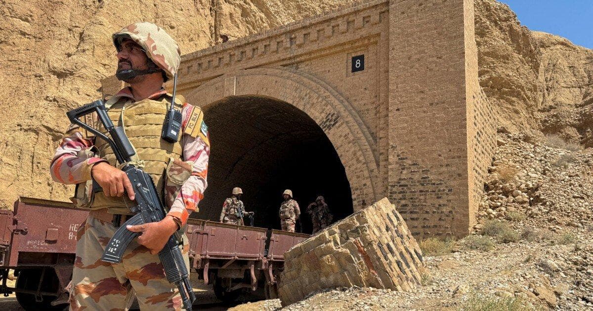 حمله شبانه شبه‌نظامیان به ۸ منطقه در پاکستان؛ ۶ نظامی کشته شدند