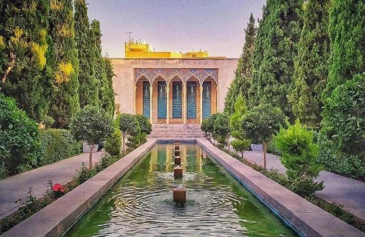 آرامگاه صائب؛ از باغ‌مقبره صفوی تا مأمن ابدی استاد فرشچیان