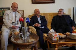دیدار رئیس بنیاد شهید و امور ایثارگران با آزاده سرافراز سید محسن یحیوی