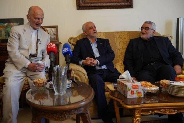 دیدار رئیس بنیاد شهید و امور ایثارگران با آزاده سرافراز سید محسن یحیوی