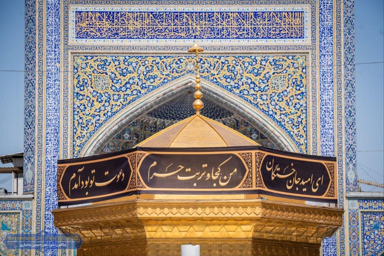 نصب کتیبه‌های جدید بارگاه منور رضوی در آستانه دهه پایانی ماه صفر