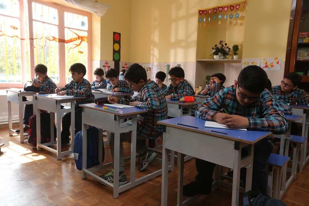 کمیته امداد دانش آموزان فقیربازمانده از تحصیل را به مدارس بازمی گرداند