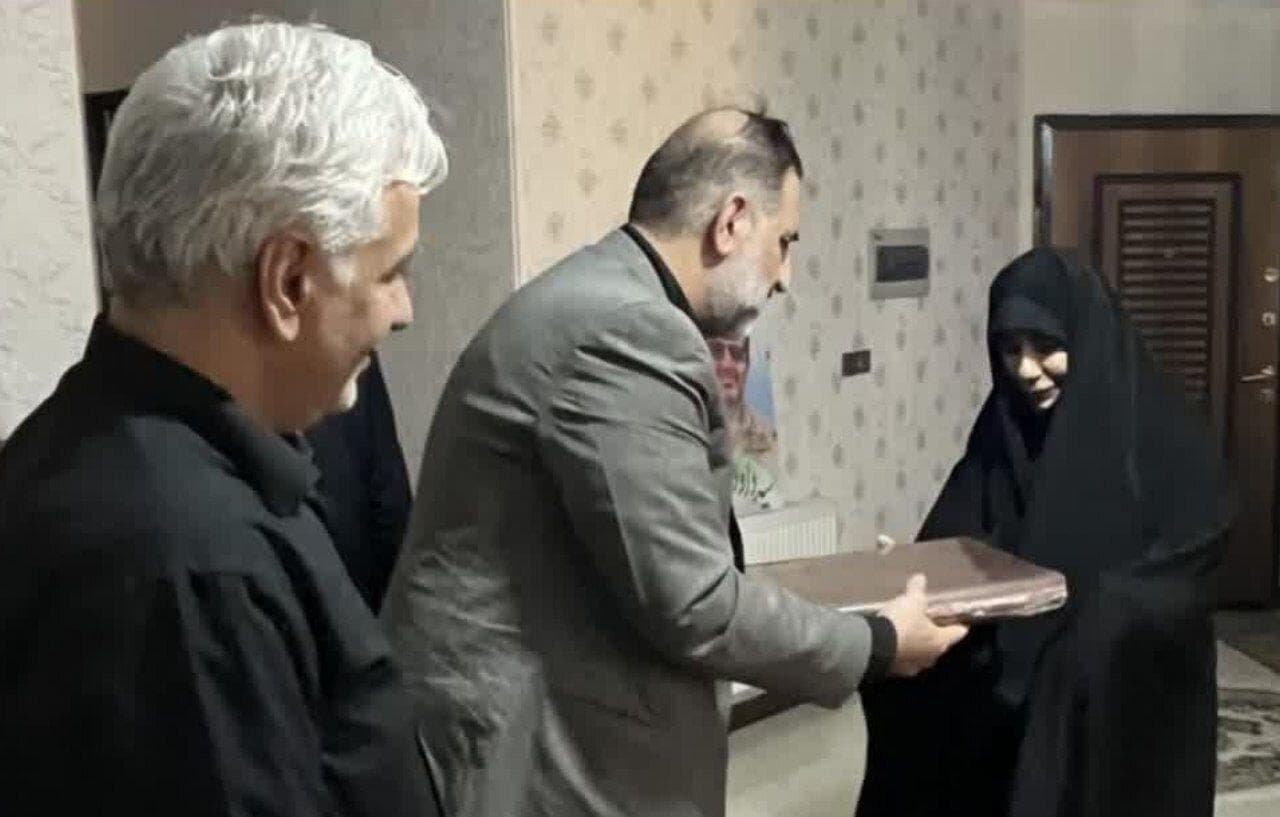 تجلیل مجمع خیرین سلامت قم از خانواده شهید دکتر داوود شیروانی