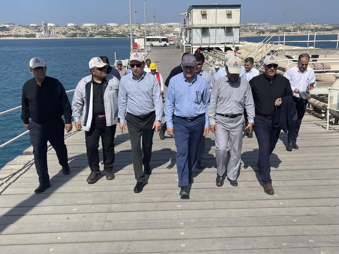 استاندار بوشهر از پایانه نفتی و اسکله خارگ بازدید کرد
