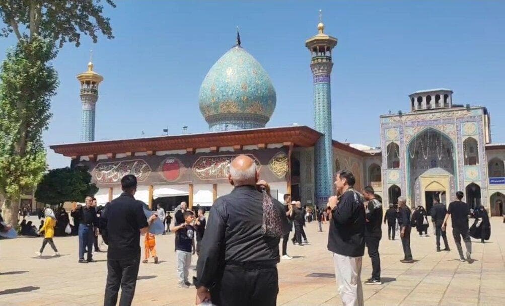 زنجیرزنی عزاداران شهادت امام رضا(ع) در حرم شاهچراغ(ع)