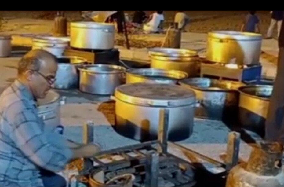 طبخ و توزیع ۱۰ هزار پرس غذای نذری در کاکی