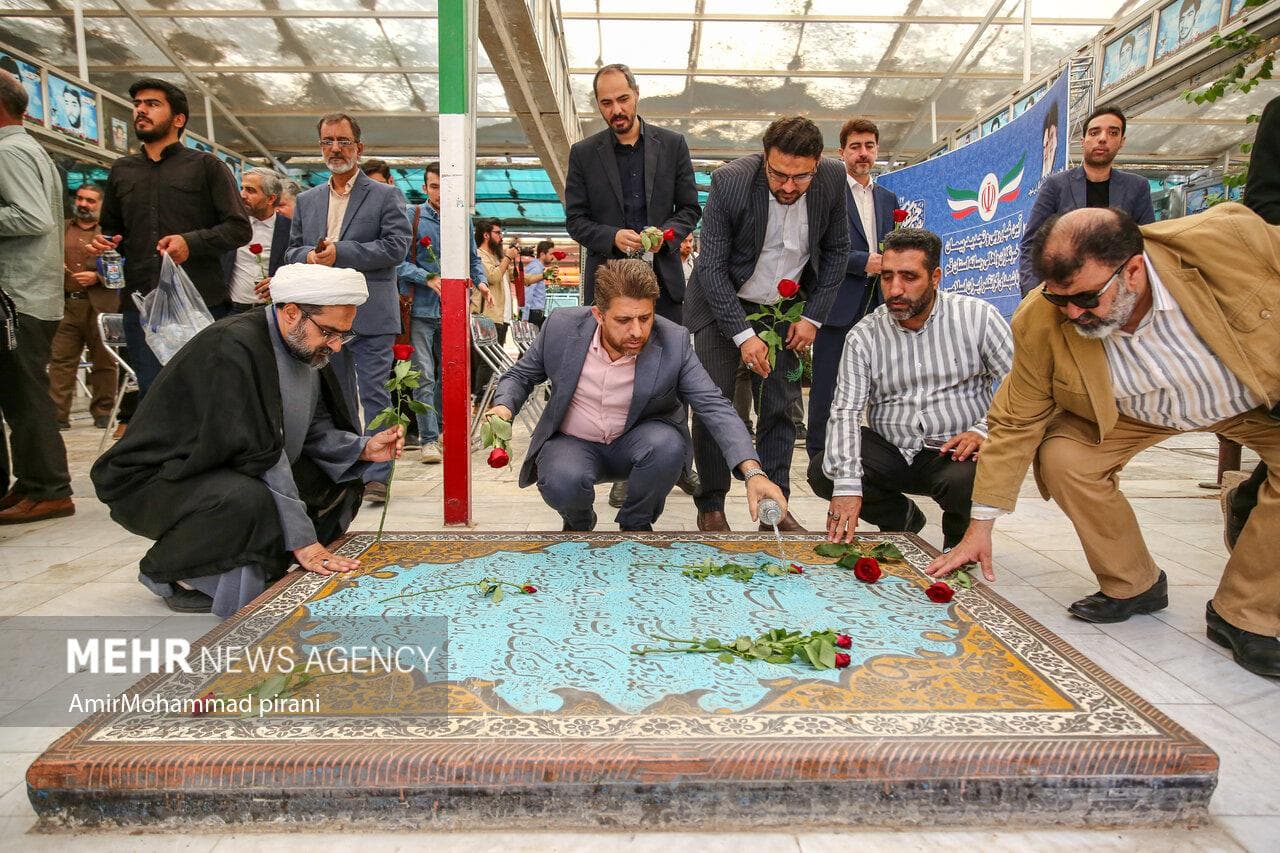 آیین غبارروبی مزار شهدا با حضور اصحاب رسانه در قم برگزار شد