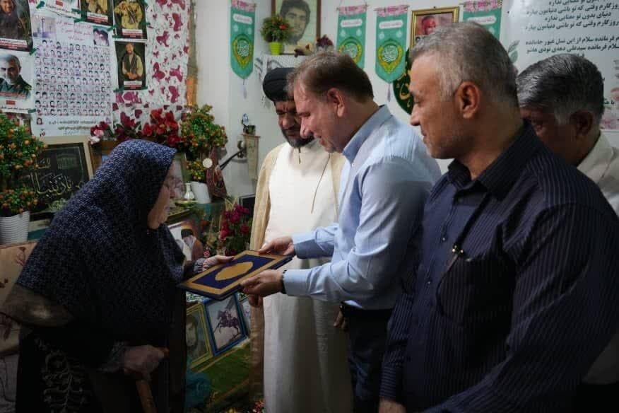 دیدار مسئولان با خانواده سید مرتضی حسینی‌زاده درگناوه