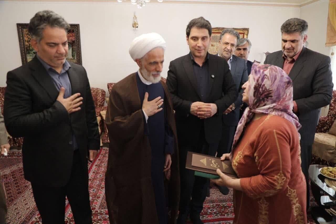 همسران شهدا در اجر شهادت همسنگ شهیدان هستند