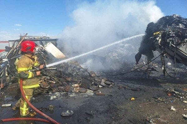 مهار حریق در جاده پیربازار؛ ۳ خودرو و ۲ مغازه در آتش سوختند