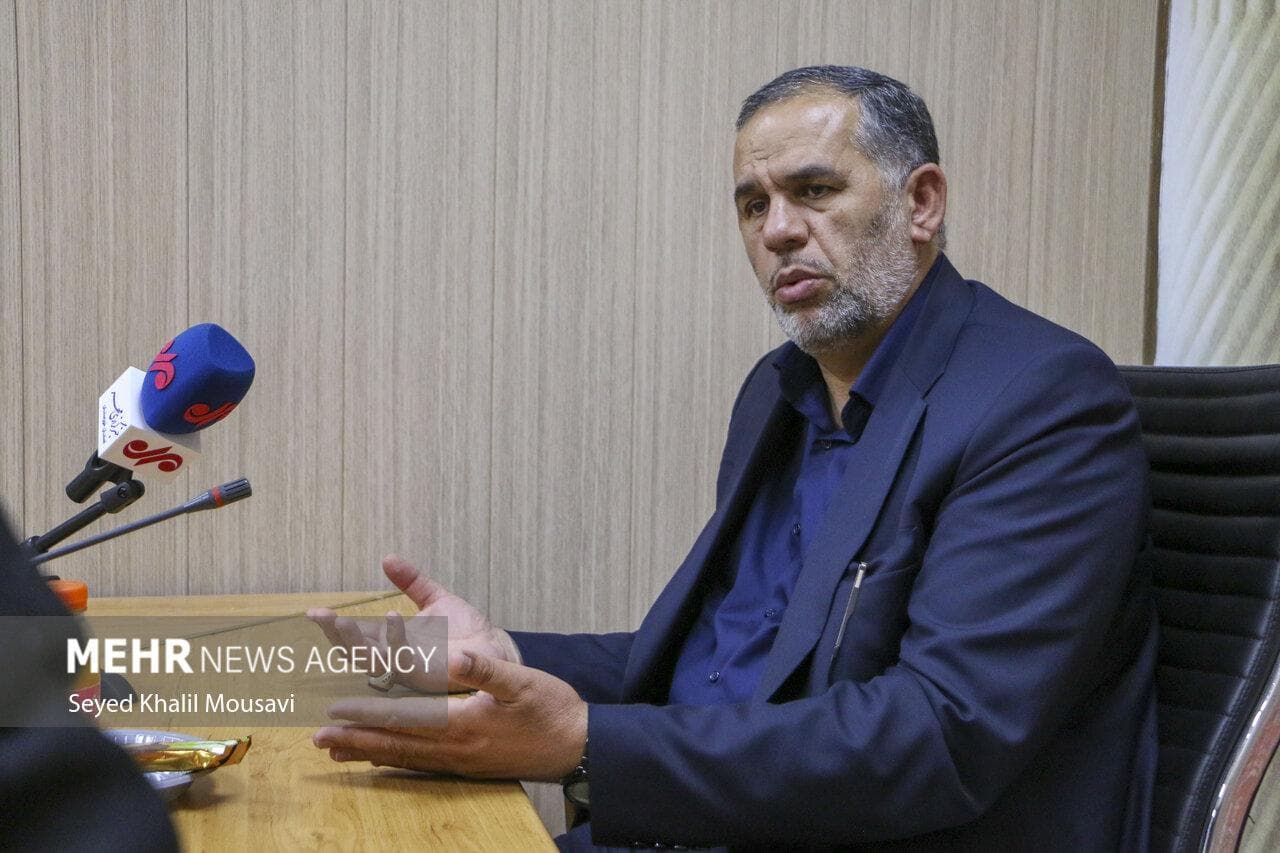 مجلس تمام قد کنار دولت ایستاده است