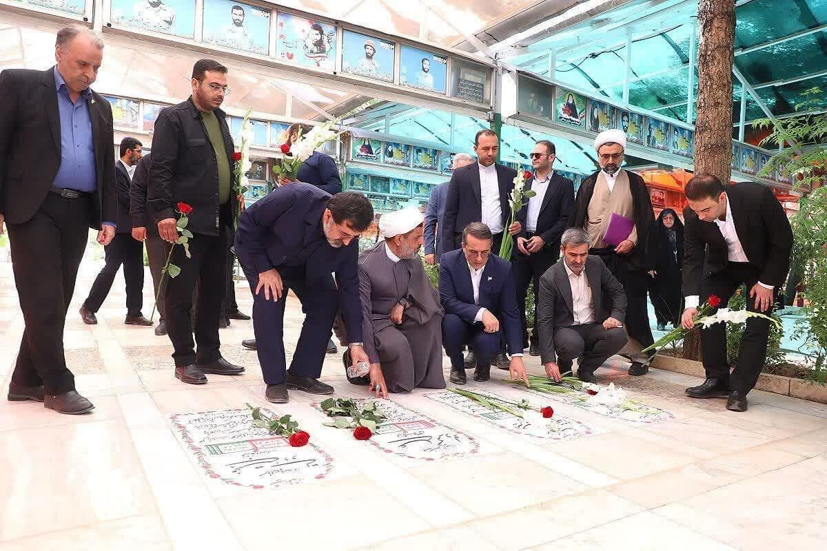 ادای احترام معاون رئیس‌جمهور به مقام شامخ شهدا در قم