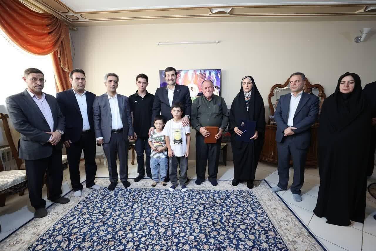 وزیر ورزش و جوانان با خانواده شهید رضا نجفی در زنجان دیدار کرد