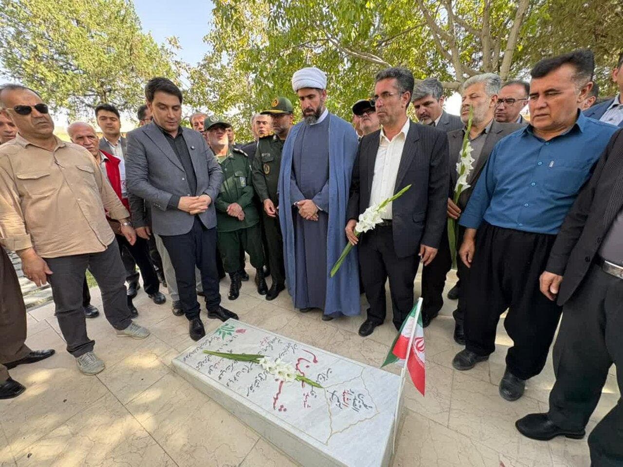 ادای احترام استاندار کردستان و مسئولان کامیاران به مقام شامخ شهدا