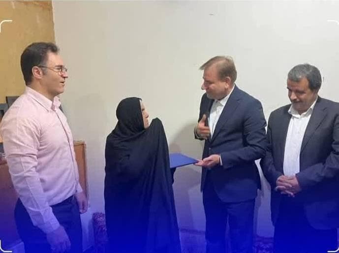خانواده شهدا چشم و چراغ کشور هستند