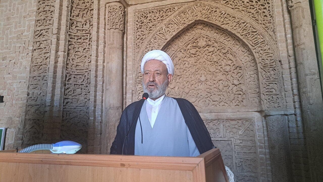 امام‌جمعه اردستان بر حمایت از مردم و حل مشکلات معیشتی تاکید کرد