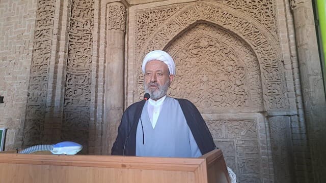 امام‌جمعه اردستان بر حمایت از مردم و حل مشکلات معیشتی تاکید کرد