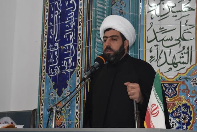 حضور در مساجد و تقویت دینداری خانوادگی راه نجات جامعه است
