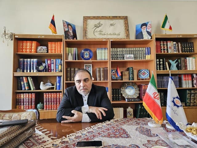 اهدای دو اثر ایرانی به موزه نسخ خطی ارمنستان