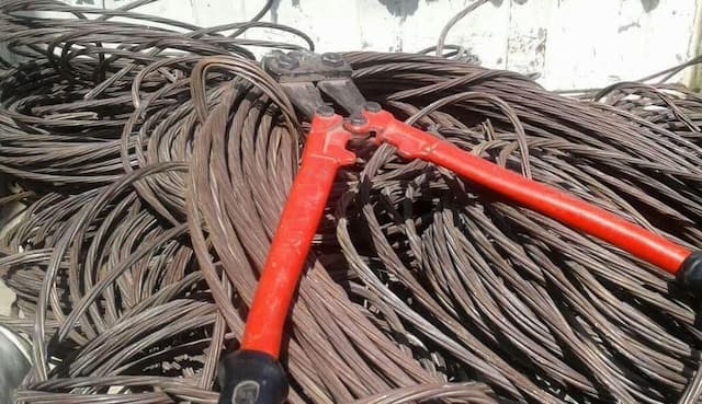 دستگیری سارق سابقه‌دار کابل برق در روستای کاشانک تهران