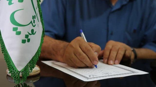 ‌پزشک یزدی با اختصاص خمس مال خود نسخه آزادی دو زندانی را پیچید