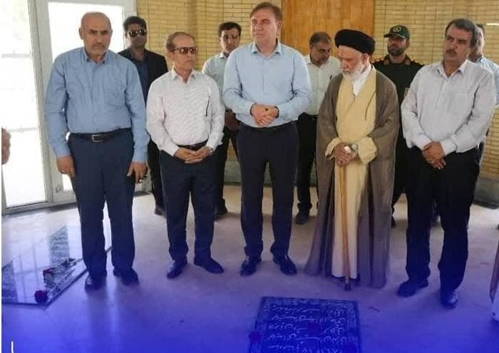 غبارروبی گلزار شهدای شهرستان دیر با حضور استاندار بوشهر