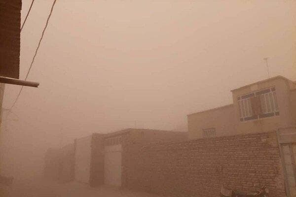 پایان کار زودهنگام ادارات شهرستان هیرمند در پی طوفان شدید