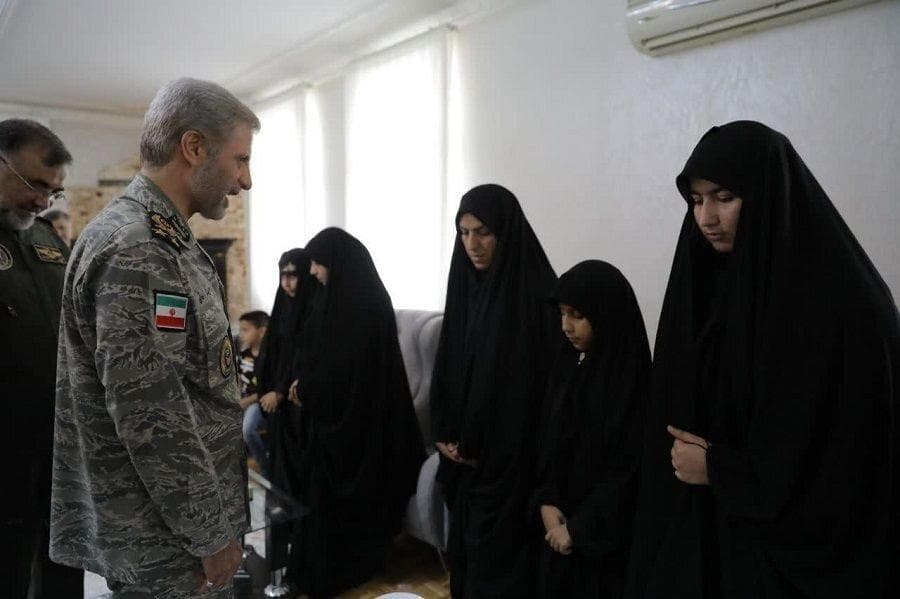 امیر حاتمی با خانواده‌های شهدای ارتش در جنگ ۱۲ روزه دیدار کرد