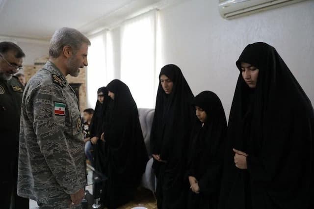 امیر حاتمی با خانواده‌های شهدای ارتش در جنگ ۱۲ روزه دیدار کرد