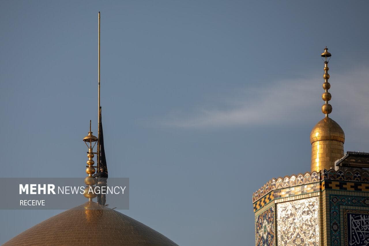 سیاه‌پوشی و نصب کتیبه ویژه شهادت امام حسن عسکری (ع) در حرم رضوی